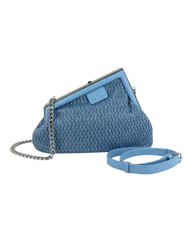 Γαλάζιο clutch J2503 με ανάγλυφη όψη, μεταλλικό πλαίσιο και λουράκι στη φωτογραφία